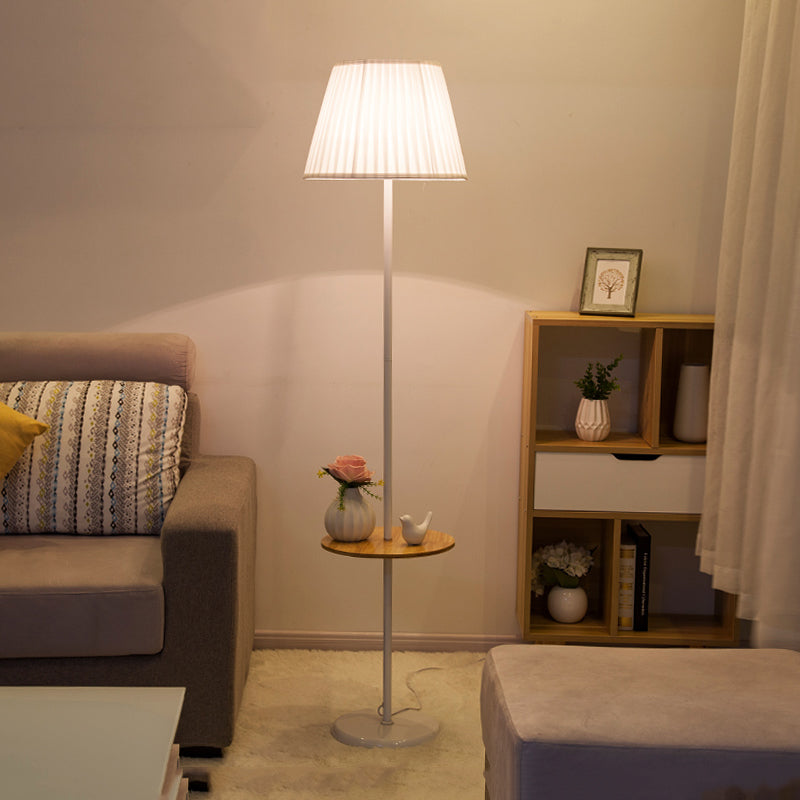 Noordse stijl IJzeren vloer Lamp Doek Schaduw Lamp vloerlicht met houten tafel voor slaapkamer