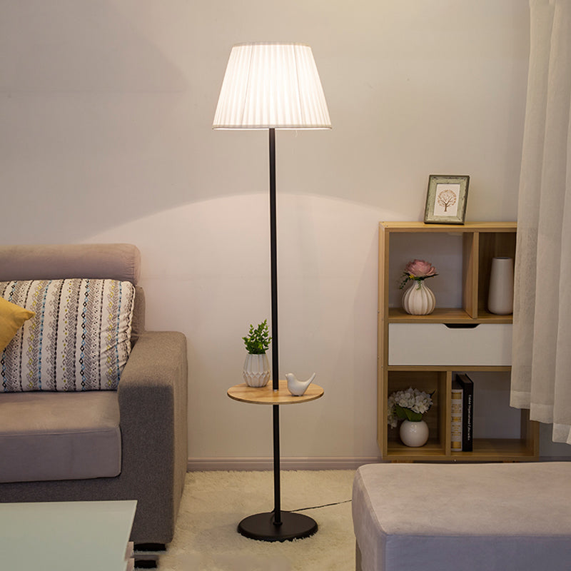 Noordse stijl IJzeren vloer Lamp Doek Schaduw Lamp vloerlicht met houten tafel voor slaapkamer