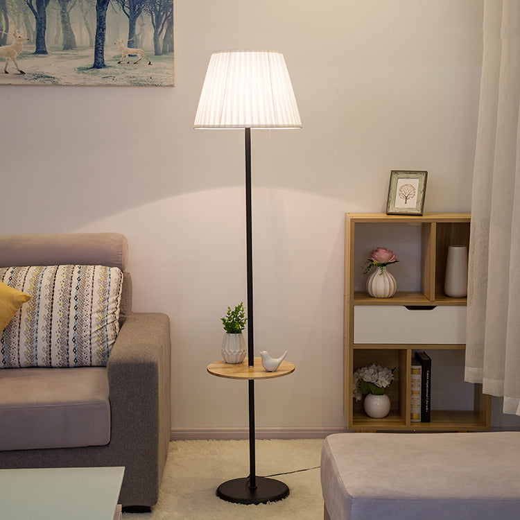 Noordse stijl IJzeren vloer Lamp Doek Schaduw Lamp vloerlicht met houten tafel voor slaapkamer