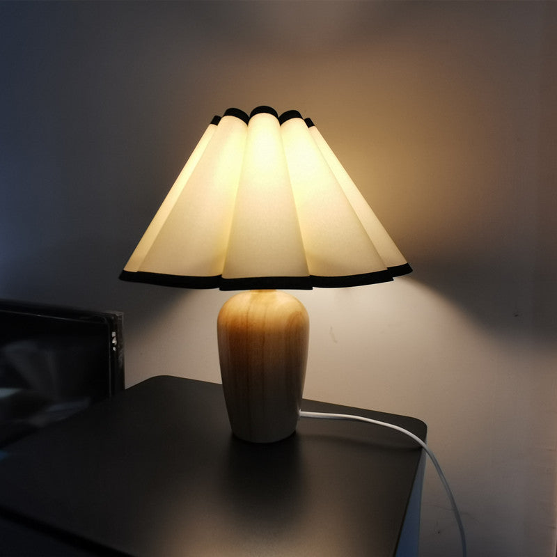 Contemporary Style Desk Lighting Fixture Creative Fabric Desk Lamp for Bedroom