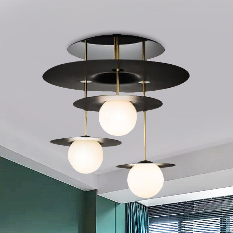 Metalen schijf spoeling lichtbarmsel modernistische 3 bollen zwarte semi -spoelbevestiging plafondlamp met bal witte glazen schaduw