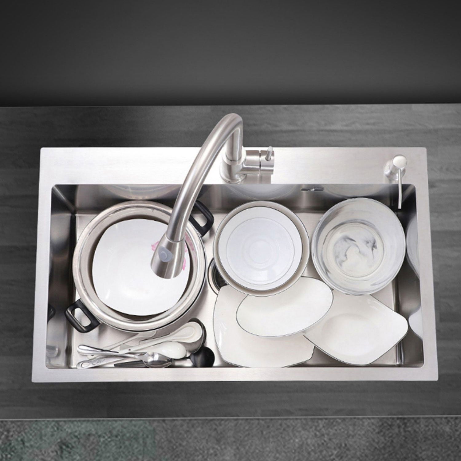 Modern Style Kitchen Sink Mental Kitchen Sink with Center Drain Placement