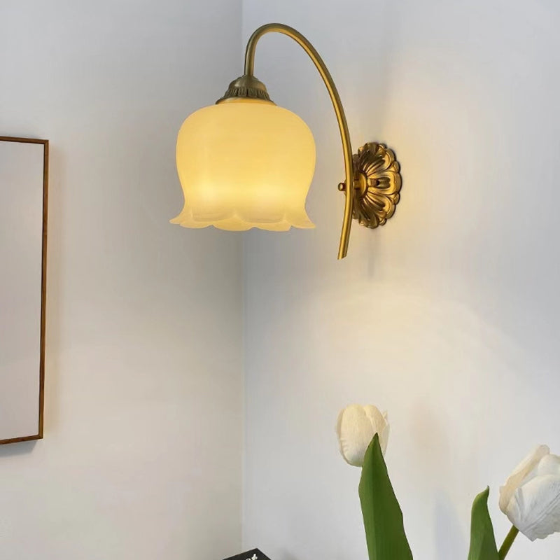 Modern Metal Wall Sconce Flower Shape 1 Light Vanity Lamp with Resin Shade