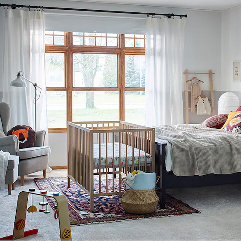 Traditional Nursery Crib with Adjustable Height in Natural Wood