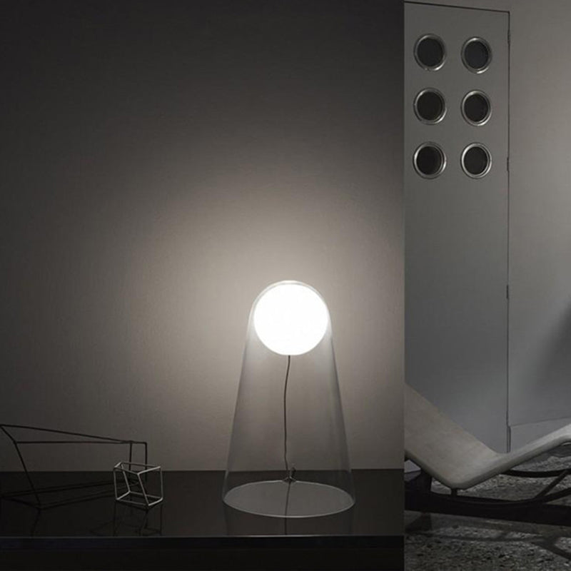 Minimalistische konische Tischleuchte klare Glas -LED -Nachtlampe mit Modo Schatten im Inneren