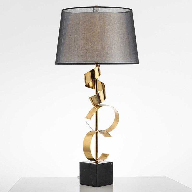 Fass Tischlicht modernistische Stoff 1 Kopfschlafzimmer Nachttischlampe in Schwarz und Gold mit Spiral Seidenband Deco