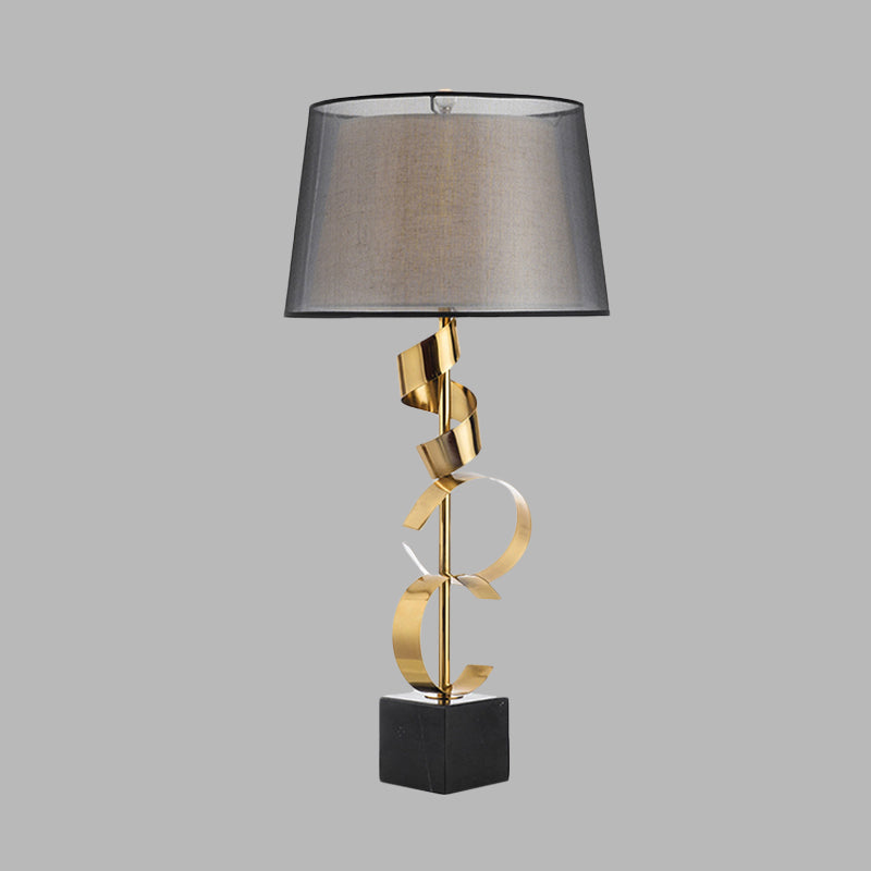 Fass Tischlicht modernistische Stoff 1 Kopfschlafzimmer Nachttischlampe in Schwarz und Gold mit Spiral Seidenband Deco