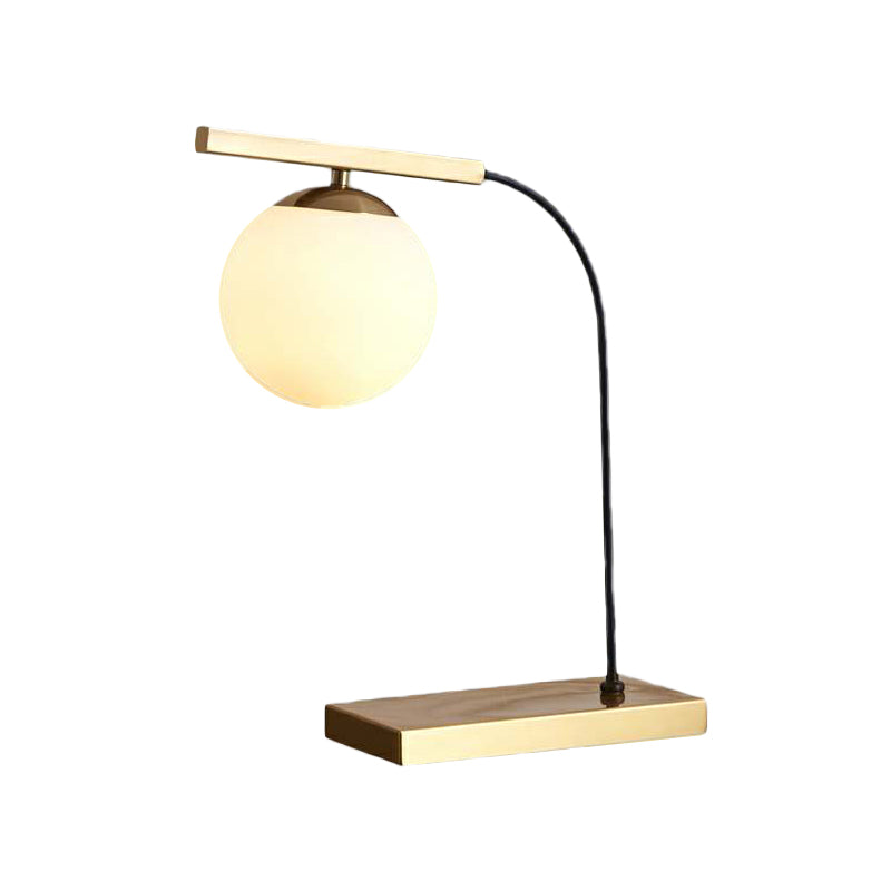 Gold linearer Tisch leichte postmoderne 1-Kopf-Metallic Night Lampe mit Ballmilchglasschatten