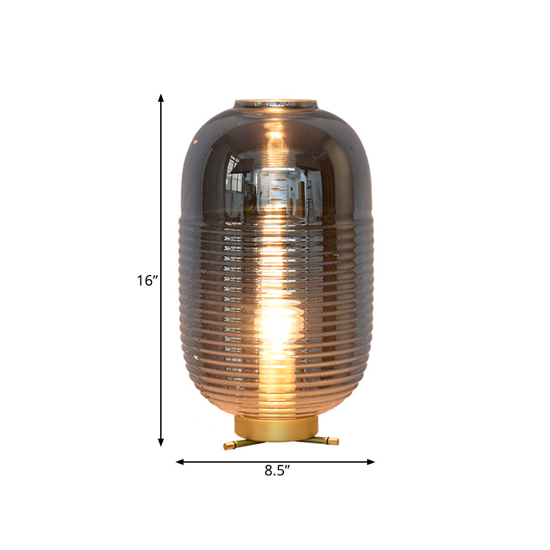 Postmoderne 1-Licht-Schreibtisch Leicht Goldkapsel Stecker in Nachttischlampe mit rauchgrauem Glasschatten