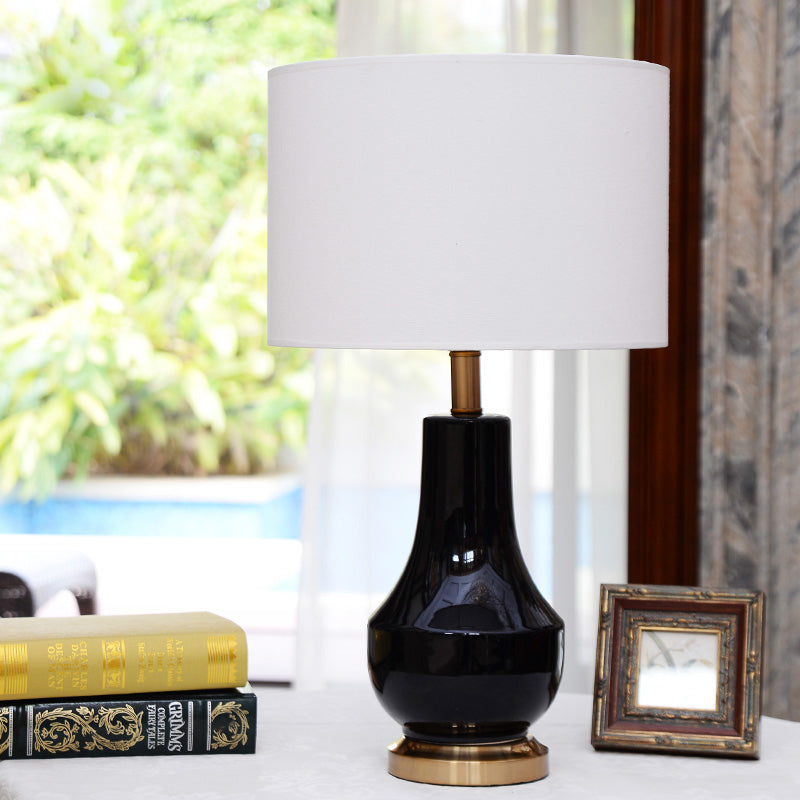 Black Urn-Shape Metal Night Table Light Modern 1-Light Fabric Desk Lamp for Study Room