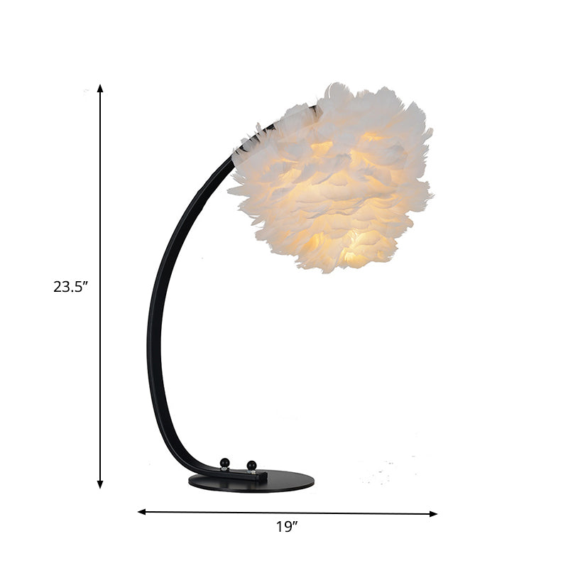 Moderne Blossom Feather Nachtlampe Ein-Bulb-Tischbeleuchtung mit schwarzem gewölktem Arm zum Bett