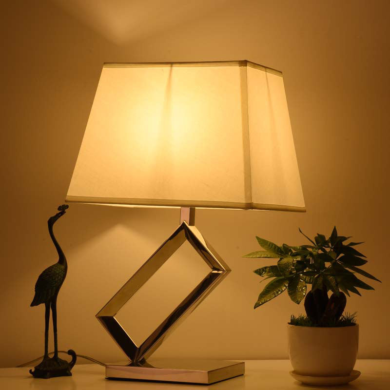 1 Bulbo de noche iluminación de mesita de noche Luz de mesa blanca de tela moderna con sombra de pagoda y base de marco de acero