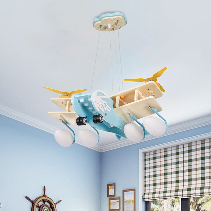 Kids Bomber Plane Wood Drop Lamp 4 Heads Kroonluchter Hanglamp in lichtblauw met bomwite glazen schaduw