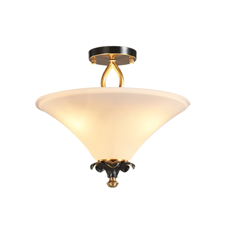 Horne Forme blanche Verre Semi Flush Lampe Country Style 3 lumières Boucs Flush plafond Light en laiton