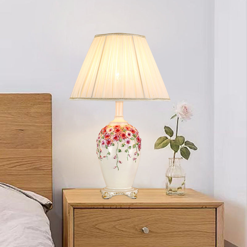 Gesammelter Stoff Beige/rosa Nachttisch leichte konische 1 leichte Tischlampe im pastoralen Stil mit gestrichenem Keramikbasis