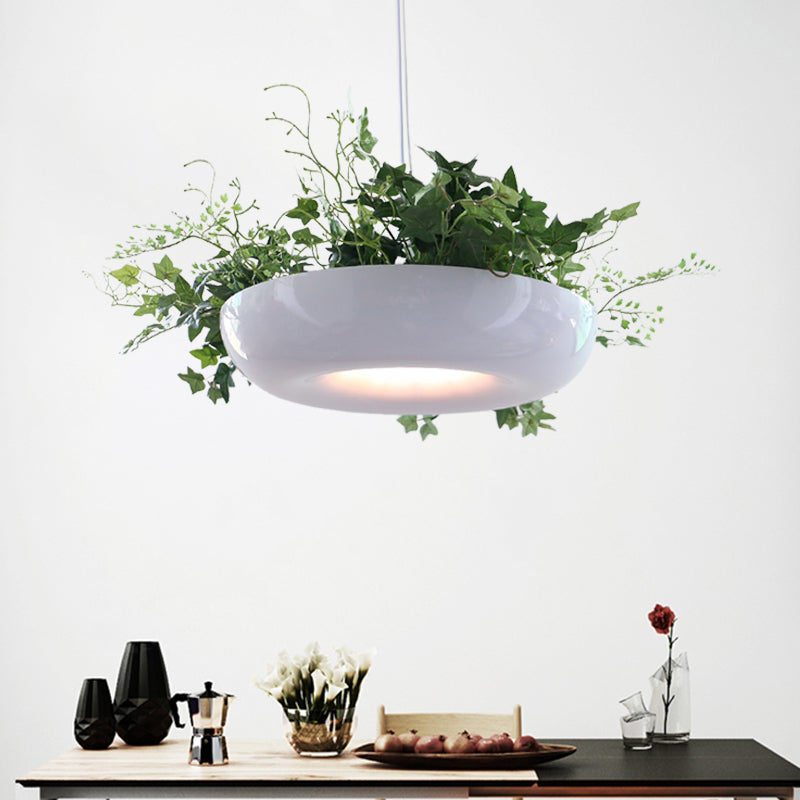 Entrepôt Donut Pendant Light 1 Éclairage de suspension métallique légère en blanc avec de la vigne verte déco