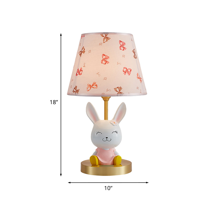 Cartoon Rabbit Night Stand Light Resina Lampada da tavolo per camera da letto singola con tonalità in tessuto affusolato in rosa e bianco