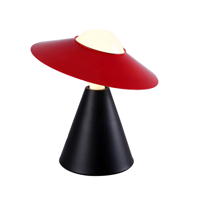 Sfera di vetro opale piccola scrivania leggera modernista 1 tavolo da tavolo con design a cappello nero/rosso e base di cono