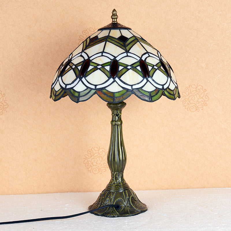 Bronze 1-Light Table Lighting Tiffany Stained Glass Interlocking Circle Pattern Night Light with Scalloped Edge