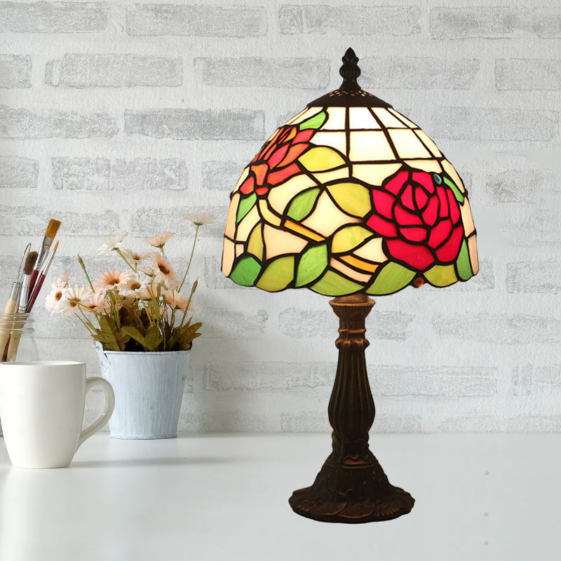 Victorian Dome Schatten Nachtlampe 1 Licht befleckte Kunstglas Rose gemustertes Schreibtisch Beleuchtung in Rot/Rosa/Blau für Schlafzimmer