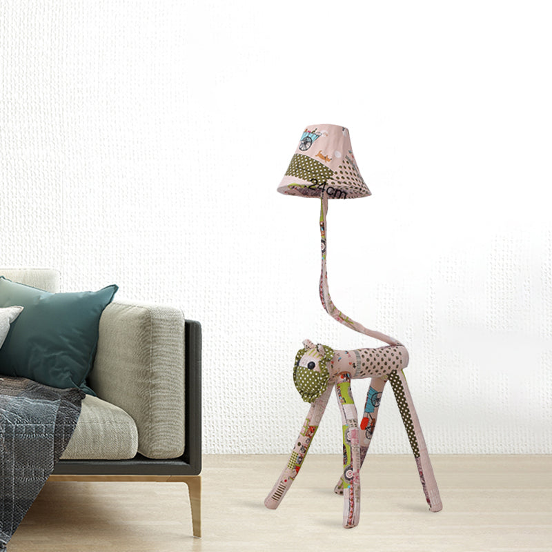 Bell Fabric Light Cartoon 1-Bulb Pink Standing Plancher lampadaire avec lion base pour chambre à coucher