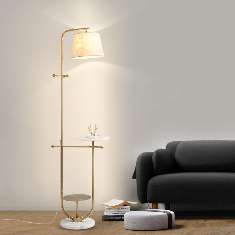 Gebogener Arm stehende Tisch Licht modernistische Metall 1 Kopf Gold Finish Stoff Stofflampe