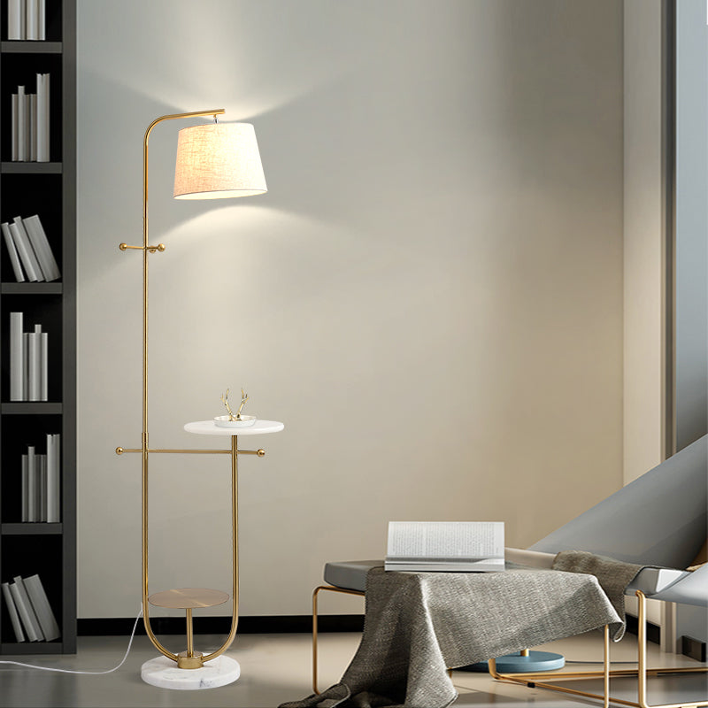 Gebogener Arm stehende Tisch Licht modernistische Metall 1 Kopf Gold Finish Stoff Stofflampe