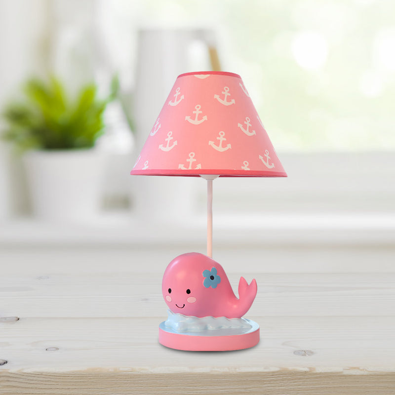 Cartoon ballena pequeña lámpara de escritorio resina 1 luz de dormitorio ligero luz nocturna con tono de tela de barril en rosa