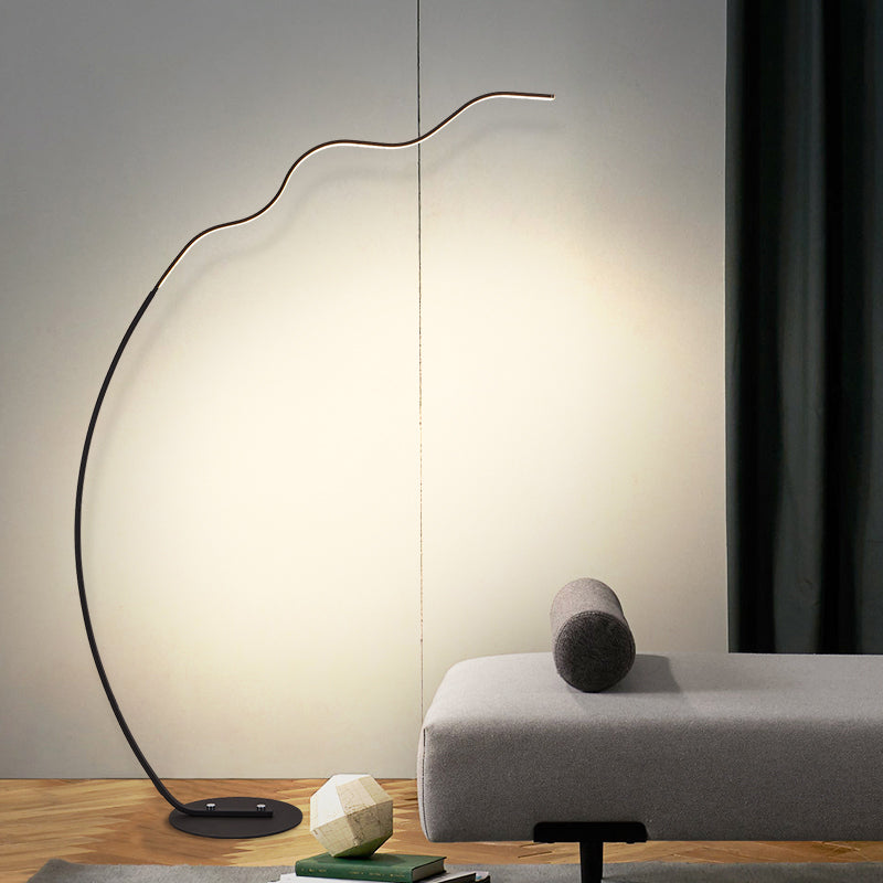 Lampe debout en forme d'onde noire / blanche Éclairage de sol en métal LED contemporain en lumière chaude / blanche