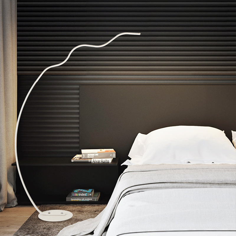 Black/White Wave-Shaped Standing Lamp Contemporary LED Metal Floor Lighting in Warm/White Light