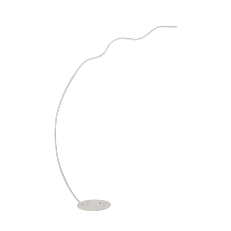 Zwart/witte golfvormige staande lamp Hedendaagse LED-metalen vloerverlichting in warm/wit licht