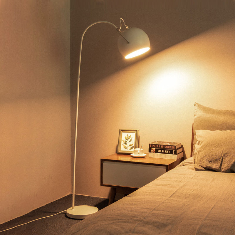 Minimalistische Kuppel Schatten Stand Up Lampe Metall Einkopf Schlafzimmer Bodenlicht mit Lichtbogenarm in Weiß/Schwarz