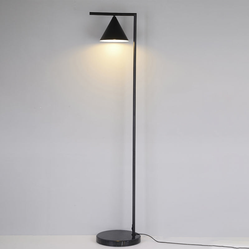 Ombre conicale debout Light Light Simple Metal 1 Light Black / Gol Finition Stand Up Lampe With Right Angle Bras