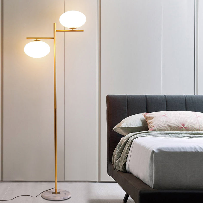 Gold Globe stehende Beleuchtung Nordic 2 Köpfe Glasschichtstehlampe für Schlafzimmer