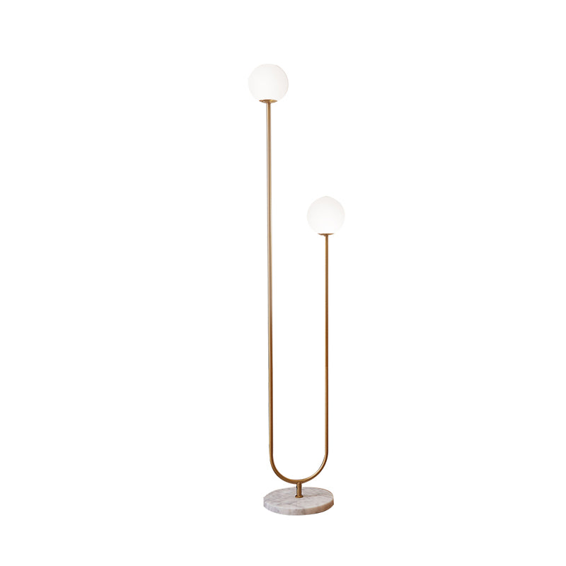 U-achtige vloerleeslamp Hedendaagse metalen LED Gold Stand-up licht met witte glazen schaduw