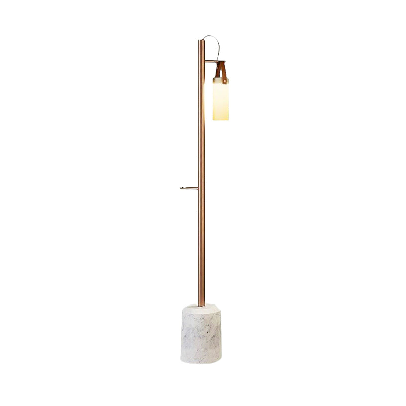 Luz de piso de pie tubular de oro poste moderna 1 lámpara de vidrio de ópalo ligero con mango de ropa de cuero