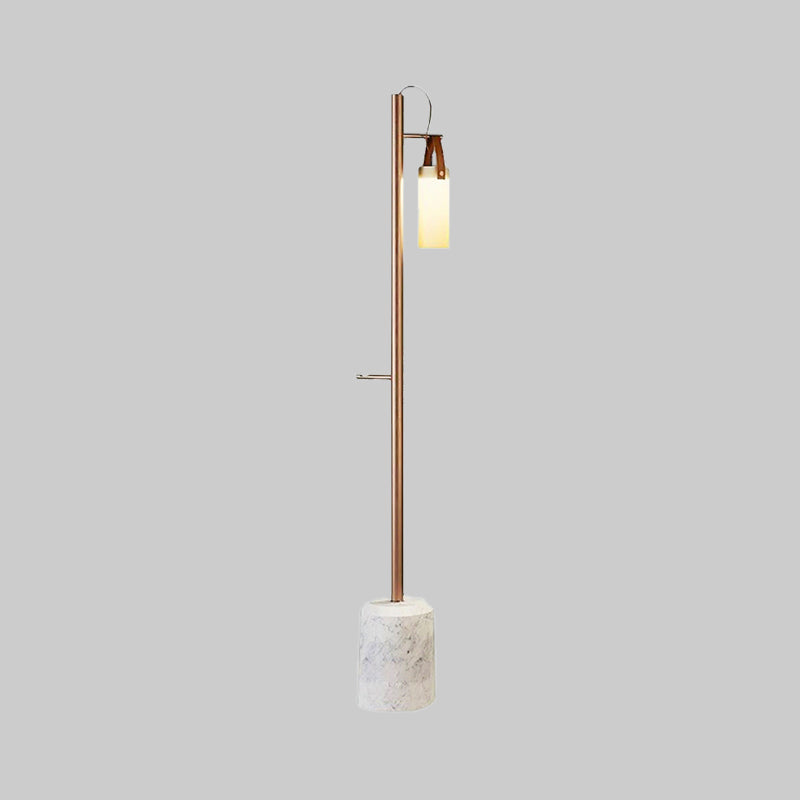 Gold Tubular Standing Floor Light post moderne 1 lampadaire en verre opal léger avec poignée en cuir