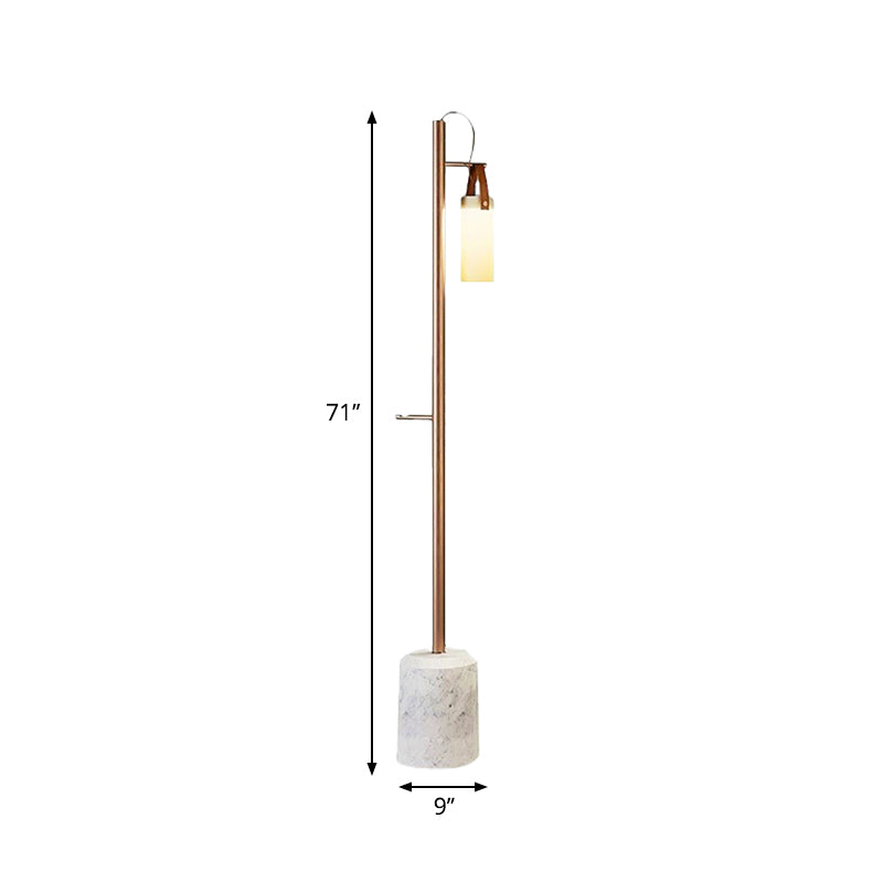 Gold Tubular Standing Floor Light post moderne 1 lampadaire en verre opal léger avec poignée en cuir