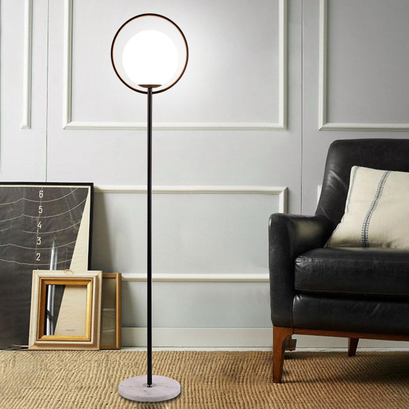 Halo anneau de plancher lampe minimalisme métal 1 tête noire / doré stand up clair avec un globe nulle en verre blanc