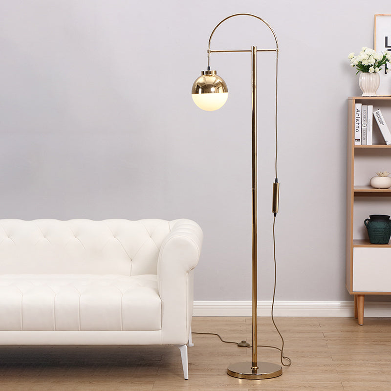 Gouden afwerking gebogen staande vloerlicht postmodern 1-licht metallic vloer leeslamp met orb-schaduw