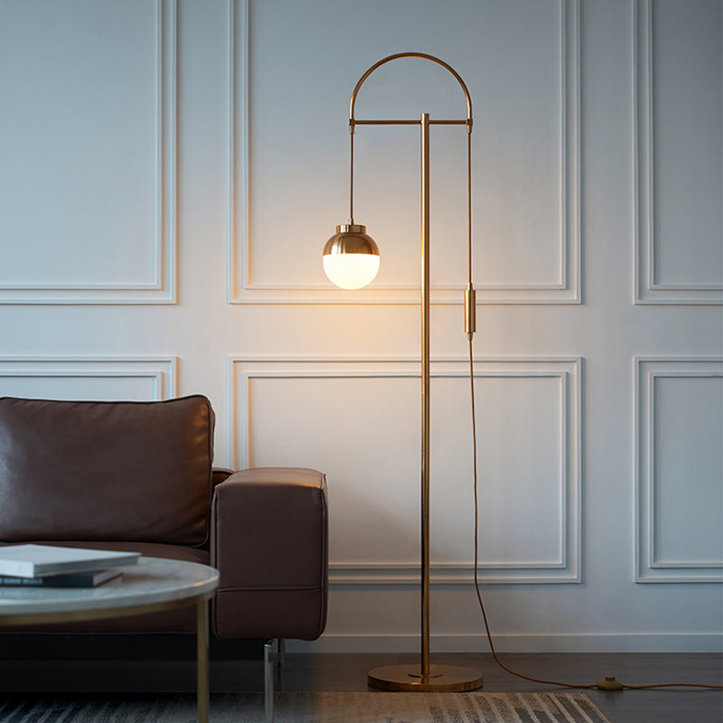 Gouden afwerking gebogen staande vloerlicht postmodern 1-licht metallic vloer leeslamp met orb-schaduw