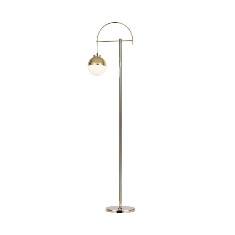 Gouden afwerking gebogen staande vloerlicht postmodern 1-licht metallic vloer leeslamp met orb-schaduw