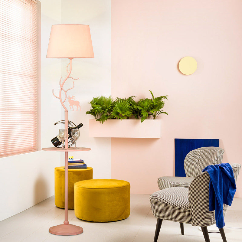 Cône de cône métallique Lumière de plancher de décoration avec macaron d'étagère 1 lampe debout rose bulbe